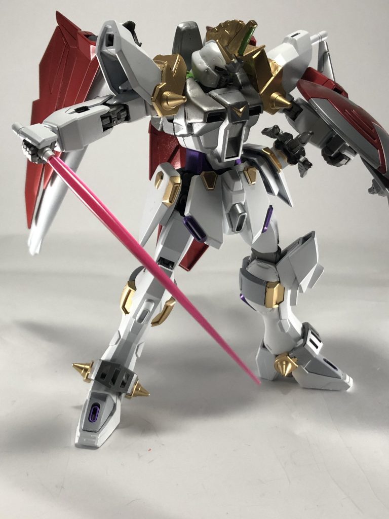 セイバーなんで肩のビームサーベルもあります。
ナイトなんでビームサーベルはオミットしようと思ったんですけどカッコイイしビームサーベルが個人的に実剣よりも好きなんで採用してます。
元がセイバーなんでビームサーベルが映えますね。