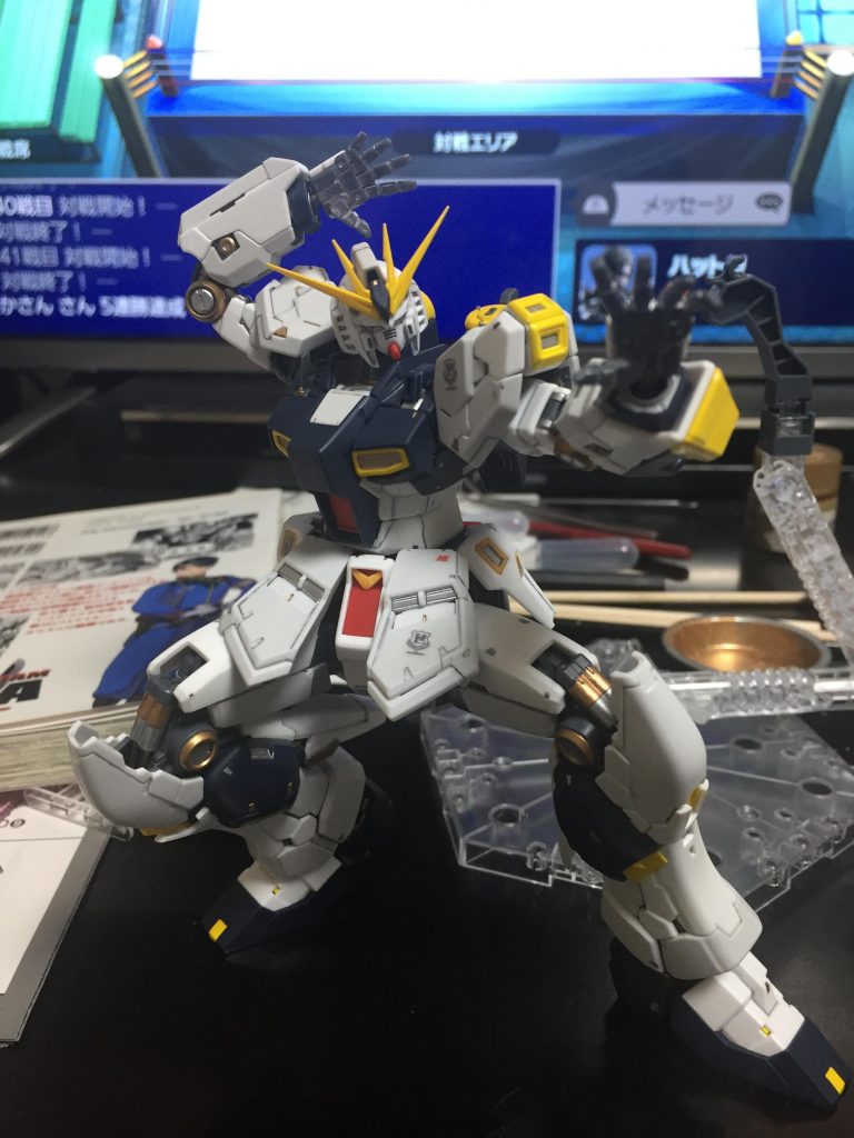 背景がお下品でまことに申し訳ないです…
こんなポーズで自立してくれるのホントすごいですよね