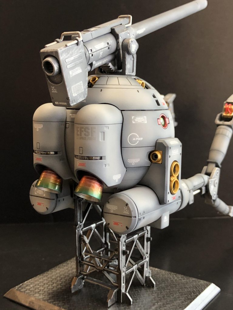 バックショット。後ろのバーニアとこのショットでは見えませんが真ん中のバーニアは焼き表現にしました。付属の台座もモールドデカールを貼り塗装しました。外装はなるべく汚さずグラデーションを楽しもうと思い作りました🤗