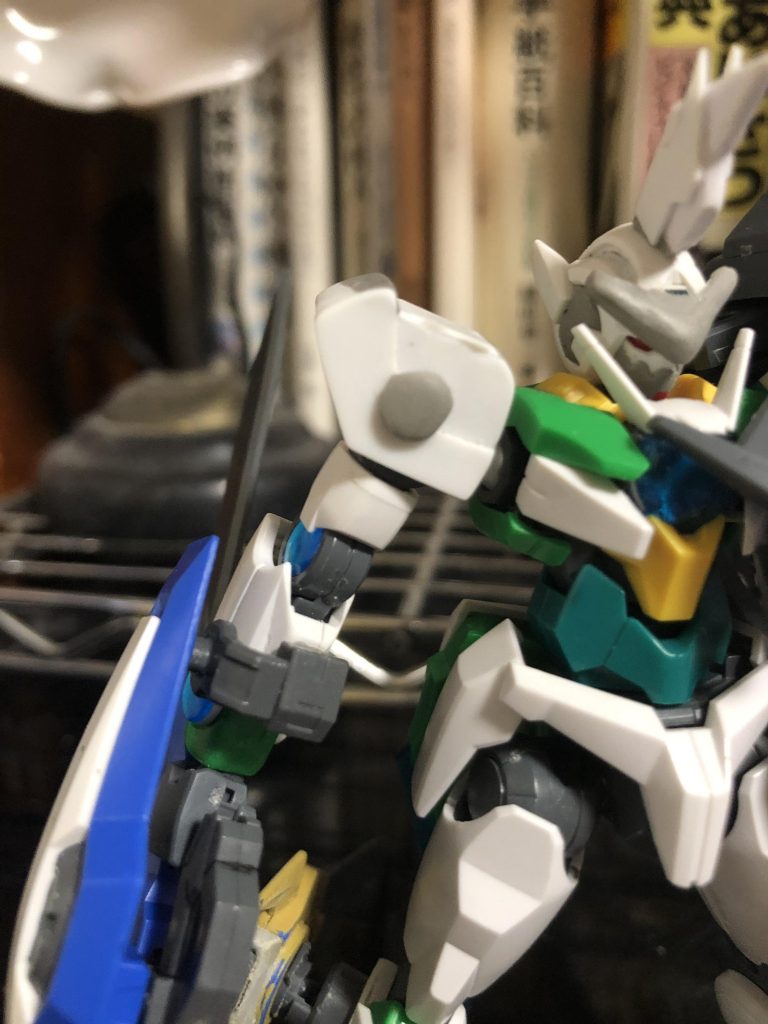 右肩はアルテミスガンダムから拝借して…！


おりません……ないですからね……
どうしてもあの肩使いたかったのでスクラッチしました

なんというかよく見積って40点くらいの再現度ですね……