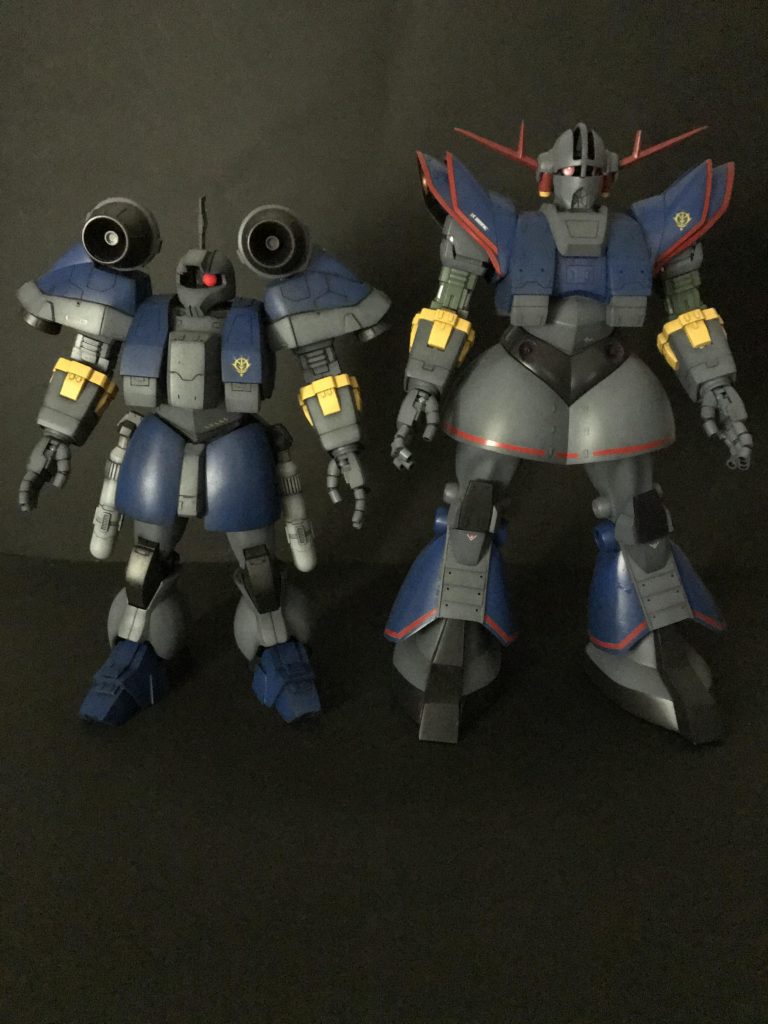 後継機であるジオング。
同じサイズのパーフェクトジオングとの比較です。
ちなみにジオングとキケロガの肩幅は一緒です。
キケロガはMGザク脚、ジオングは旧キットドム共に1/100なのにこんなに大きさに違いがありました。並べてびっくりジオングでかい。
カラーはジオングと一緒。