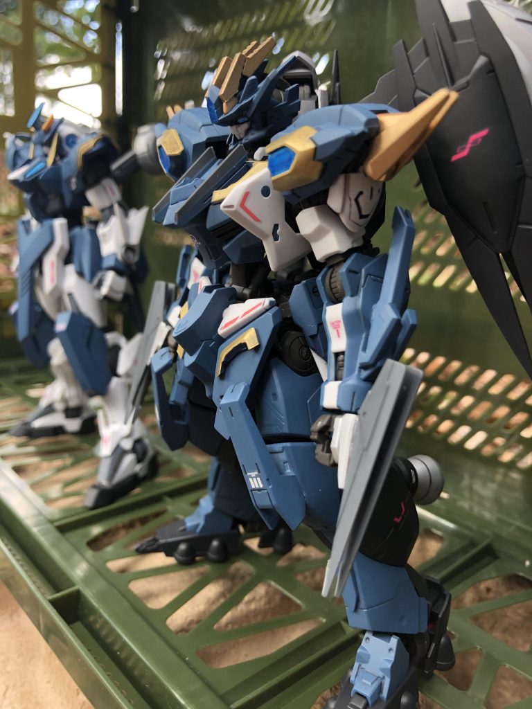前作のアイジングガンダムとツーショット。横に並べて比較するの大好き。ちなみに本作は前作の後継機という設定で作りました。