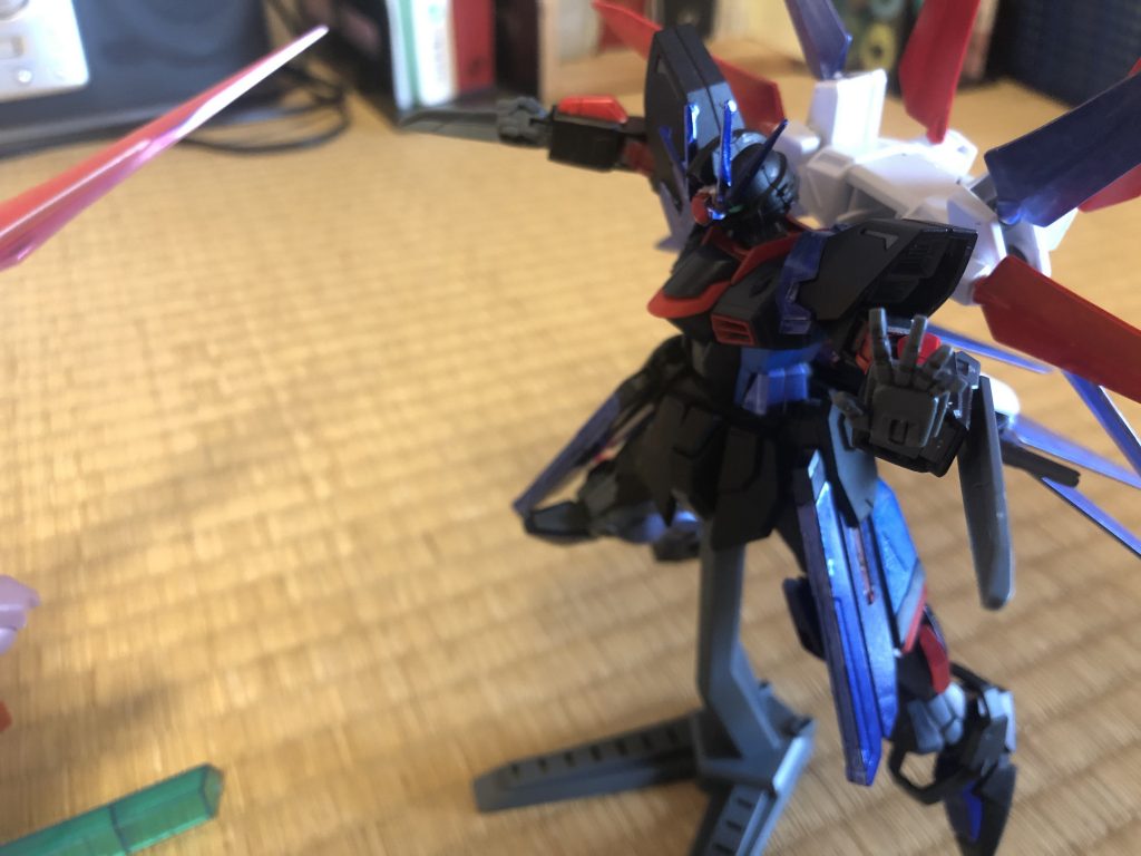 ビームサーベル以外にもトンファーを装備しており、ビームや実弾兵器に対するシールドの代わりとしても機能する。