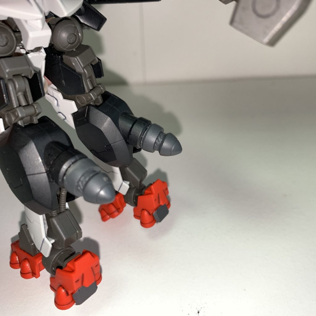 両脚にGNドライブを搭載ツインドライブ×ガンダムフレームのツインリアクターで悪魔と天使が混在