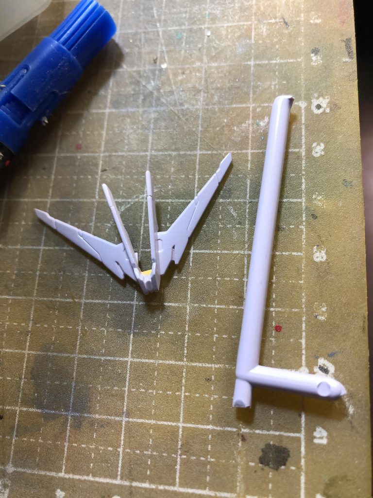 このキットの鬼門アンテナのパープルはギャン用カラーのパープルとピンクを調色して整形色に合わせました