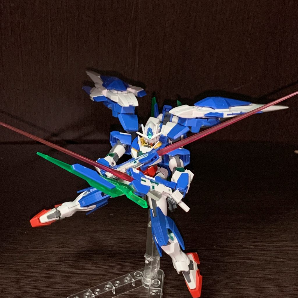 GNピストルⅢ
銃口が上下2つあり連射モード、同時発射による高出力モードさらにビームサーベルモード、ソードビットを接続したGNブレイドモードと多彩な戦闘に対応