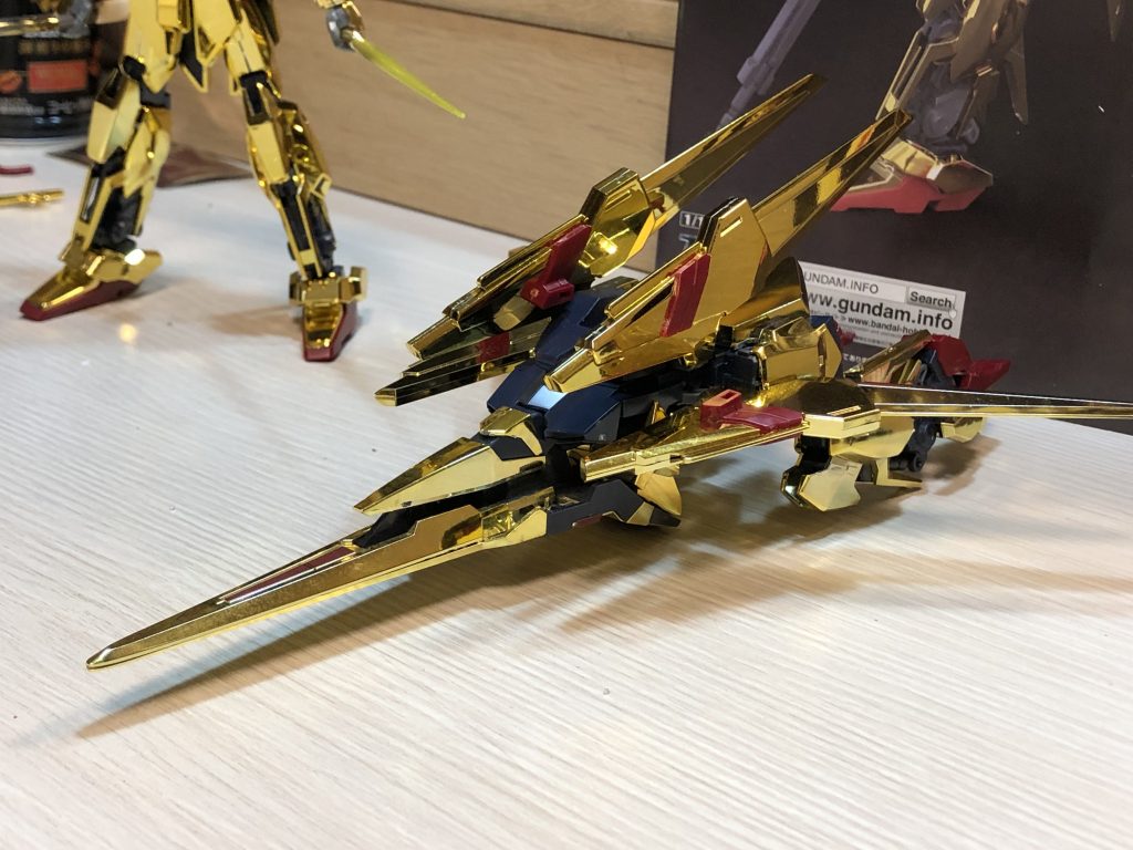 デルタガンダムが素体のため、可変機構も備えています。写真にはありませんが、機体後方の腕を格納している部分には隠し腕を搭載し、可変形態の時でもビームサーベルを展開させる事が出来ます。