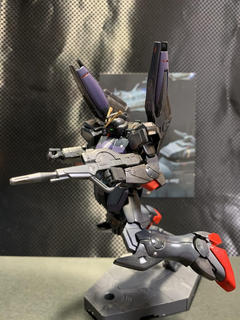 手持ちの資料、もとい単行本を参考にしながら塗装しましたが、個人的解釈が山盛りです…。
一応使用カラーを。
ファントムグレー(筆塗り&マーカーエアブラシ)
レッド、ガンダムレッドゴールド、シャインシルバー、メタリックピンク、メタリックブラック、メカグレー(マーカーエアブラシ)
ファントムグレーは、途中でマーカーが切れたので不足分を筆塗りしてます。
厚塗り箇所があるのはそのせい…。