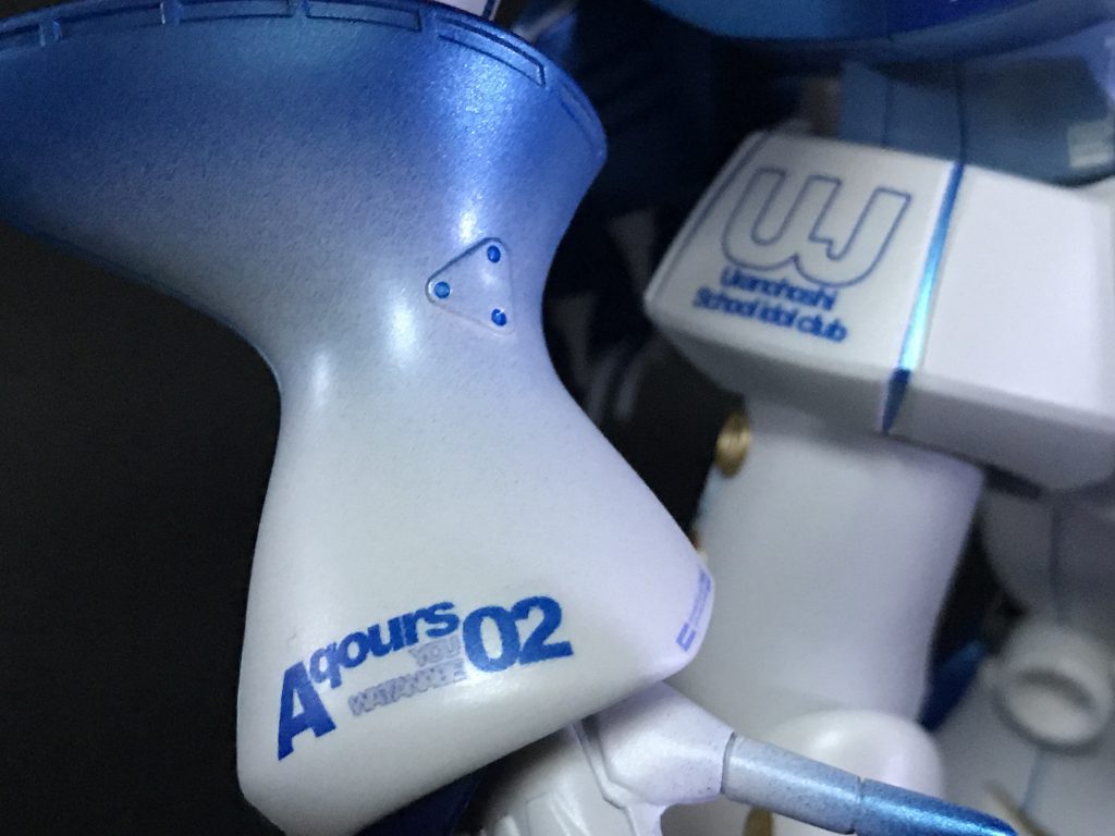 白い部分はわずかに艶消し混ぜたクリアでコーティングしてます。グラデーション部分はあえてコーティングなし！デカールは剥がれるでしょうけど、また貼ればok？