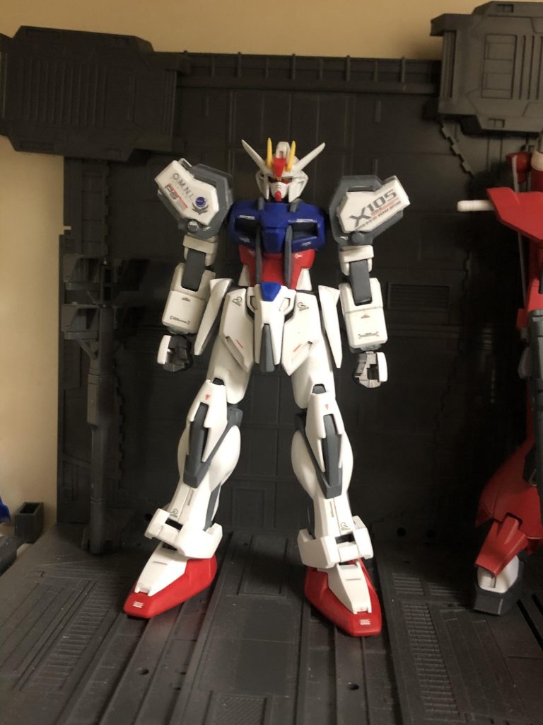 完成直後です。汚し塗装前ですね。 この後ウォッシングしたりしますがしない方がイメージ的には良かったかも。笑
素組のプロポーションは非常に好きなのですが、肩アーマーが大きすぎるように感じたのでかなり削りました。
工作点はそこと腹部の後ハメくらいです。
ストライクは昔、ストライクルージュiwspでムウラフラガ機を作ろうとしましたが無理やり技術力を超えた工作を詰め込みすぎて失敗しました。それ以来のリベンジが出来たので満足です。 気に入っていただけると嬉しいです。