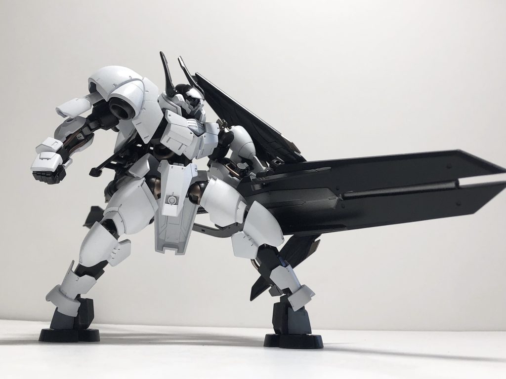 本体にはほぼ手を加えず装甲はモノトーン、フレームはガイアのフレームメタリック1とカッパーで塗り分けて目立つようにしています。