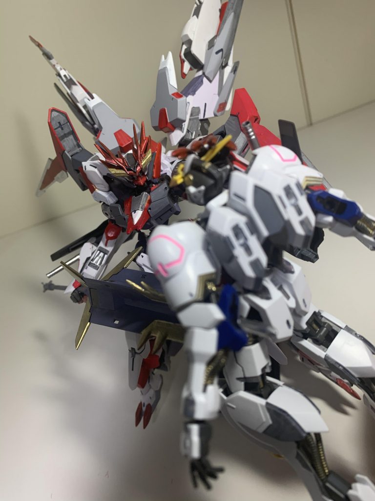 ちなみに超大型メイスの先端にあるパイルバンカーは稼働するようにしています。
写真わかりにくくてごめんなさい、うまく撮れませんでした。