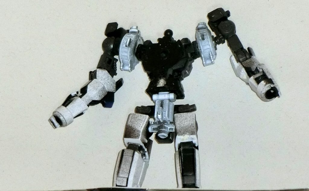 エクシアの肩軸に、左右真っ二つにしたバルバトスの胸部(エイハブ・リアクター部)をそれぞれ移植。腰接続の凹凸も合わないのでバルバトスフレームの腹部を切り出してエクシア腹部に埋め込み。手首と大腿付け根あたりからエクシアのパーツをつないで延長しています。