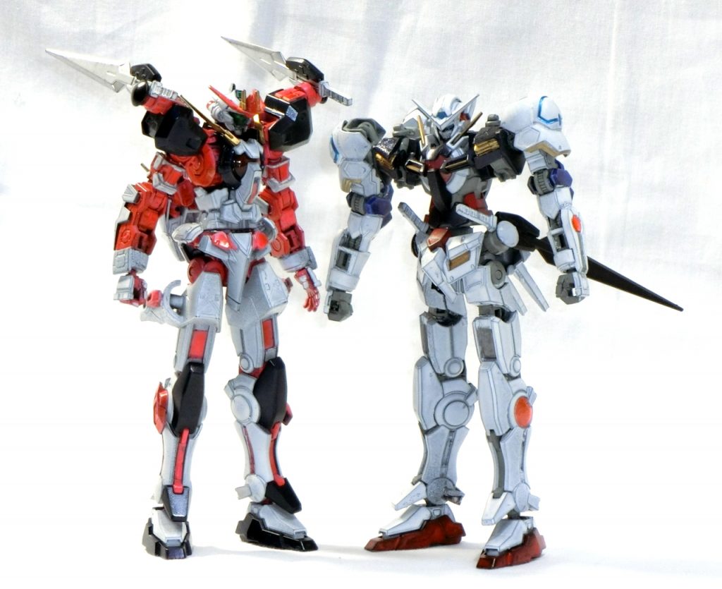 以前作ったガンダムアストと。脚部や腕部の延長手法を再使用しているので、主人公機と外伝主人公機(プロトタイプ)みたいな関係に。