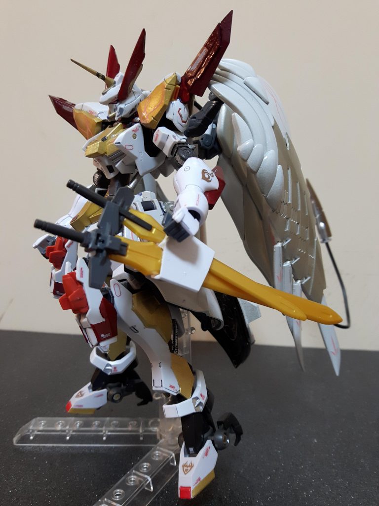 ベースはバエルです。設定的には厄災戦時他のガンダムフレームと違い空中戦を得意とする機体。エイハブリアクターの出力を背面の翼やスカート部分から発する事で空中を高速移動できます。