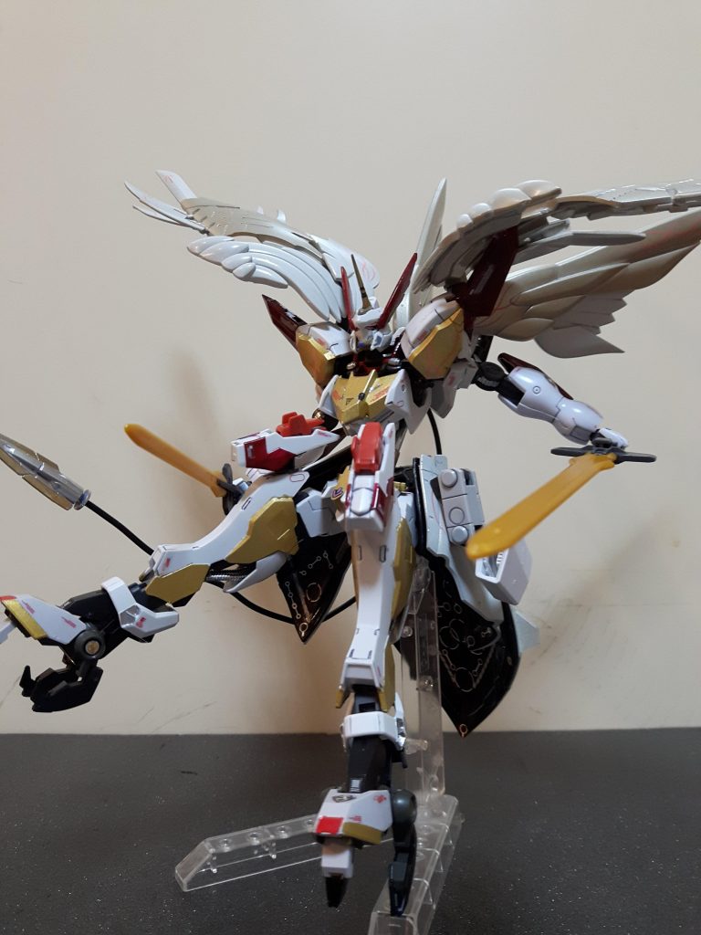 空からモビルアーマーを奇襲し大小のブレードや脚裏のクローで攻撃。