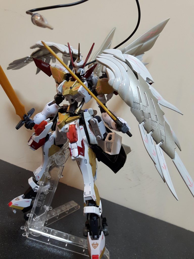 バエルの顔を細く削り胴体フレームを延長。胴体シリンダーも太く交換。腕も肘から下を改修。脚部もパッと見バエルに見えないように改修。