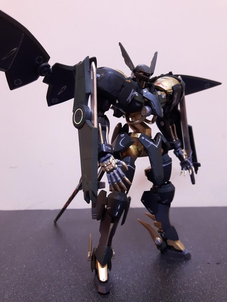 フレームをゴールドリーフに装甲部分はブラックグリーンてま塗装してみました。