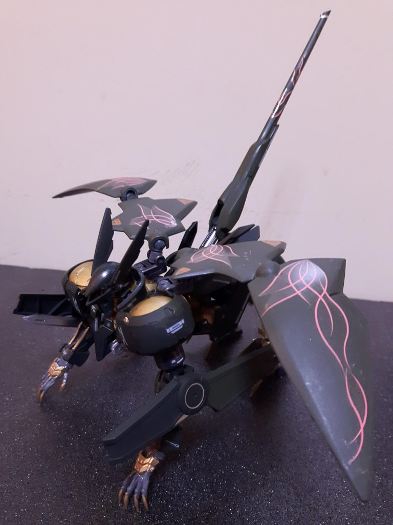 ビーストモード。胴体部分のエイハブリアクターをカットして上半身が前に向くような稼働範囲を広げてます。