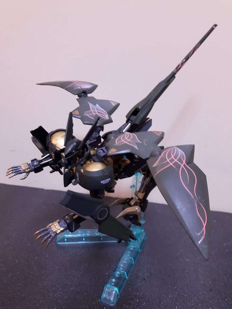 踵部分に爪を追加。