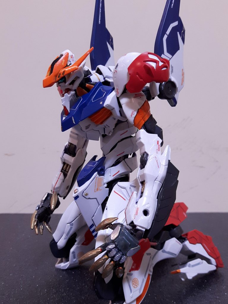 正座。バルバトスやエヴァの関節をカットしてパテで固定してるので可動域は広いです。