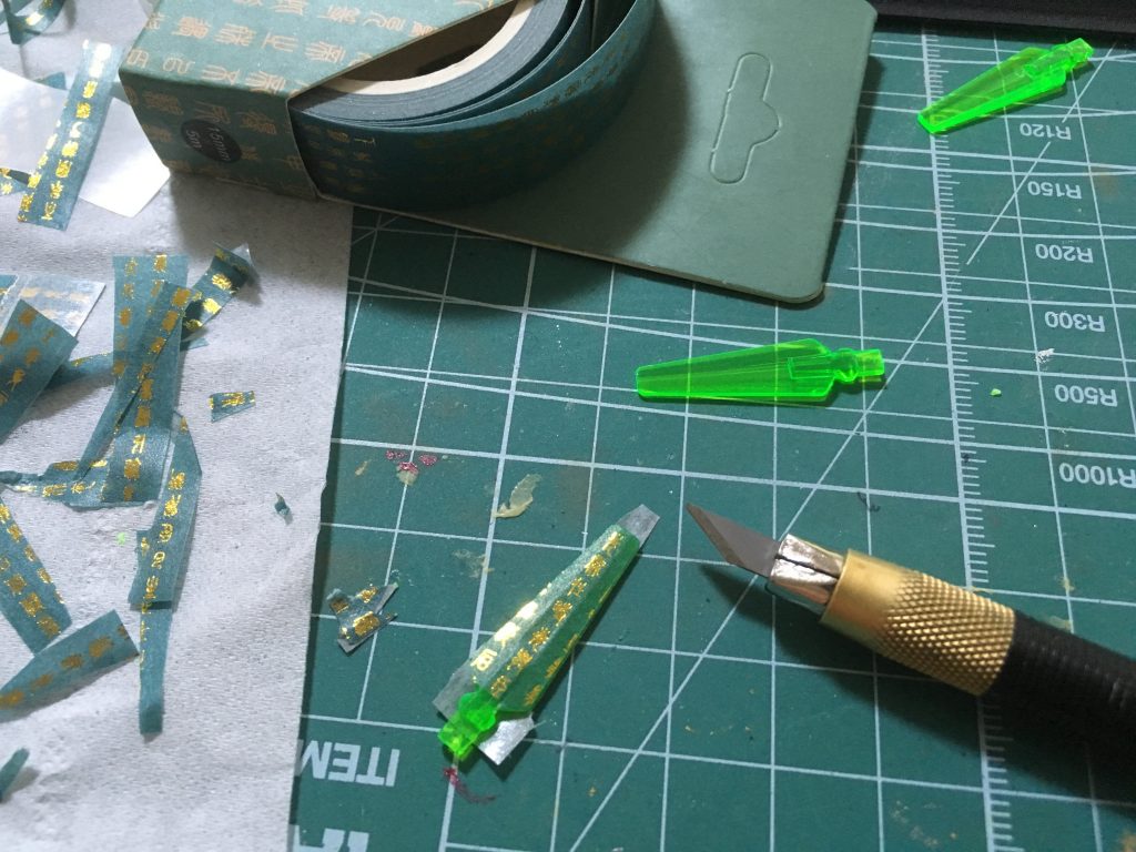 パーツは今月再販されたHG1/144ガンダムAGE-FXのCファンネルを利用し、以前購入していた中国輸入品のマスキングテープを貼らせて頂きました。
00本編でも特徴的に描かれていた黄色い花は、似た雰囲気の造花を用意致しました。