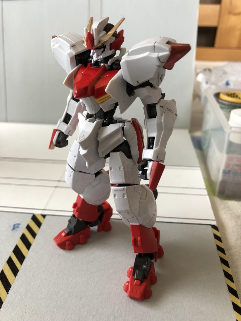 ベース機コイツです。一年前に作っていたもので完成形のつもりだったのですが、ここから更にパーツを盛ってみることにしました。