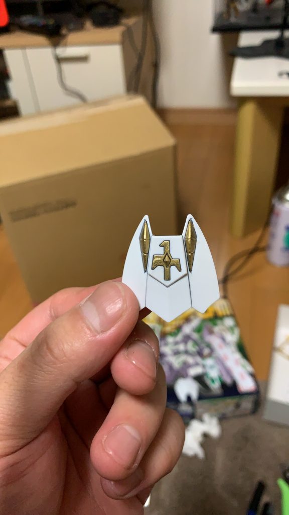 シールドの塗装です。こちらもゴールドを筆塗りです。筆が安物なので毛先がバラバラで苦戦しました