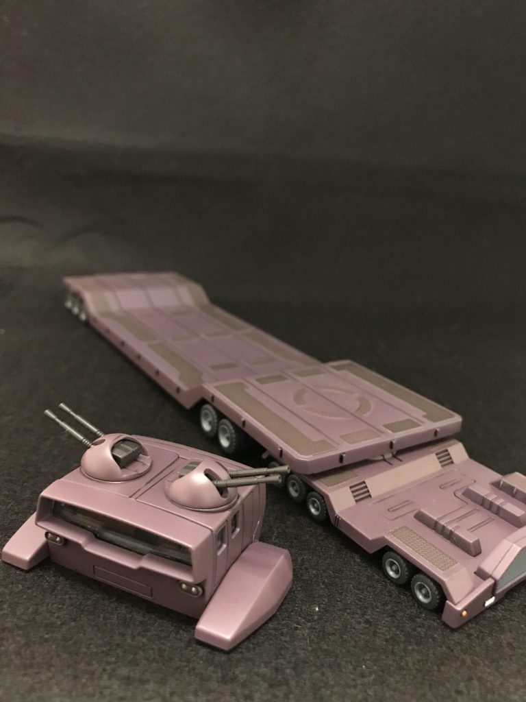 運転席部分が分離してホバーで飛ぶそうです。(笑)