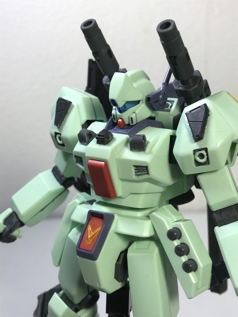 パイロット保護のために胸部に装甲を追加しています。これはデュナメスをイメージして取り付けました。また、この追加装甲が破損した場合、パージすることができるようにしており、デッドウエイト化するのを防いでいます