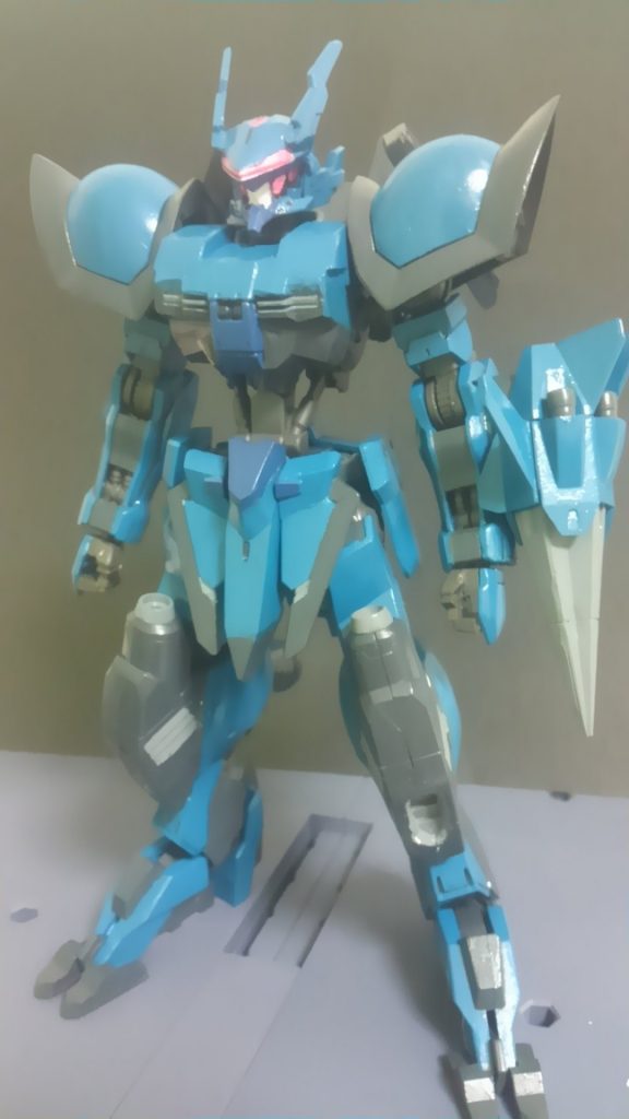 前側の立ち絵になります。
元々はグレモリーの様な機体を作る予定でしたがいつの間にかこの姿に行き着きそして落ち着きました、余談ですがこの機体の目は６個付けてます。