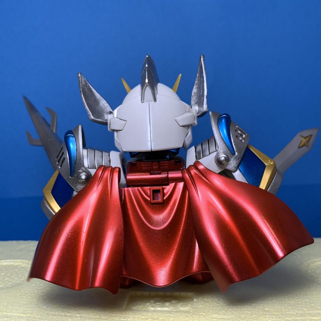 後ろ姿。
塗装は
白はホワイトパールを使ってみました。
シルバーはスターブライトシルバーを使用し、
他の色はその上にクリアーカラーを塗装しました。
ウイングは個人的に好きじゃないので付けず、マントを直接付けてます。
バーサルナイトはマントを直接付けると首と干渉するので、接続部のみ残して短くしてます。