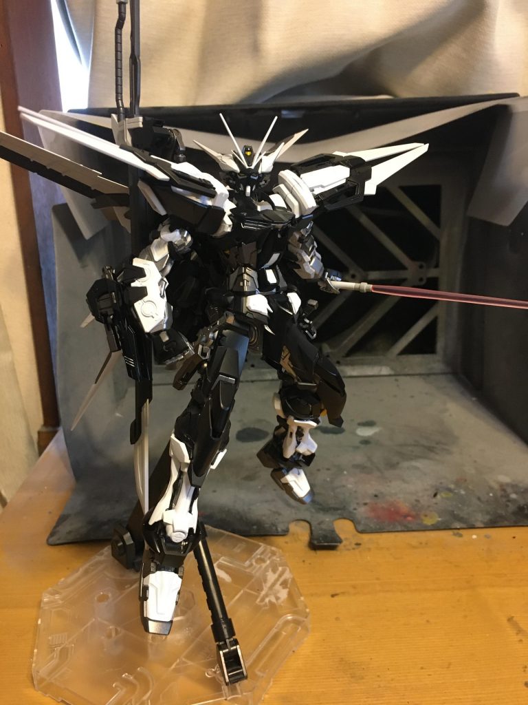 改良したヴィーヴルストライカーにビームサーベルをマウントしているので装備できます。MG.RMストライクのジャンクから流用しました。