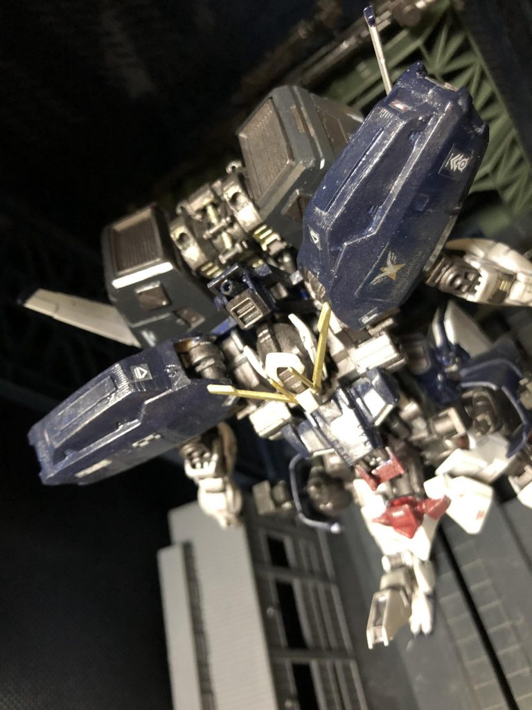 oyz「オイ、リュウよ!この機体、セーレス・ペリオルの事は、中で亜里沙に説明してもらえよ!」リュウ「はあ、中で学習しろってか?やれやれだ。」亜里沙「敵の天使、ドミニオン級が街に向かっているという情報が入ってるわ。クーロン方面ね。」リュウ「ここからずいぶんと遠いじゃねえか。どうすんだよ!」oyz「ちゃんと手段は用意してある。亜里沙に任せな。」リュウ「なんでもかんでも女に聞けってか?気に食わねえな。....”ガンダム セーレス・ペリオル”行くぜっ!」