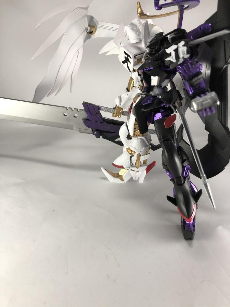 武器は大昔につくるだけ作ったけどその時全く面識のない人とダダコンセプトかぶりしたし明らかにこっちの方がクオリティ低かったためジャンク行きになってたバスターソードをある程度改修したものを装備させてます。

こっちも右面と左面で色変えてます！