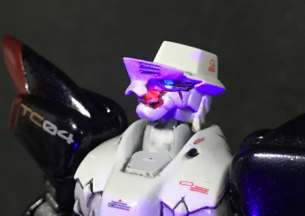 頭部のフェイスオープンもパーツの差し替えにより再現しました。蛍光色を塗りブラックライトを当てると、一応「ファントムライト」風になって見えます。