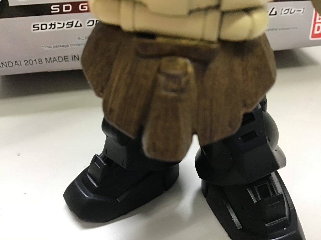 体はダークイエローのハイライト　足はブラック　スカートはダークイエローの上にウェザリングカラーで縦線を入れました。