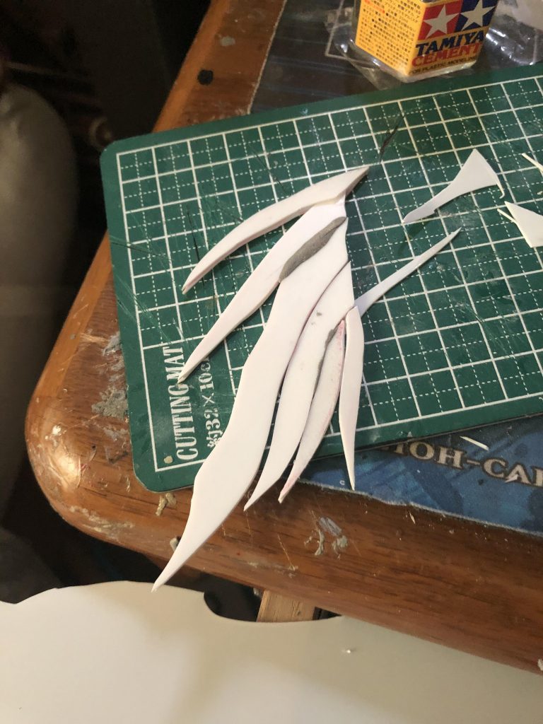 羽はプラ板切り出して作ってます