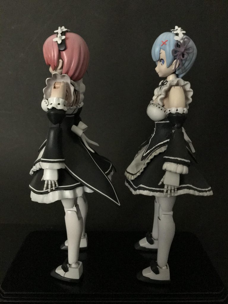 横から見るとわかるんですが、肩のフリルの厚みが違います。
ふりふり度がアップ