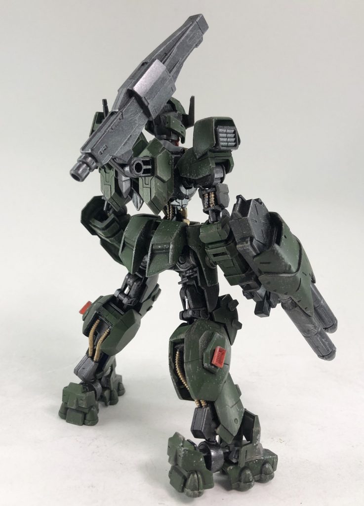 リナシメントのパーツも使って強化型らしくしてみました
フルアーマーガンダムの記号も各所に配置、左手の小さいシールドや背部キャノンなどは鉄血系から取ってラインを合わせています