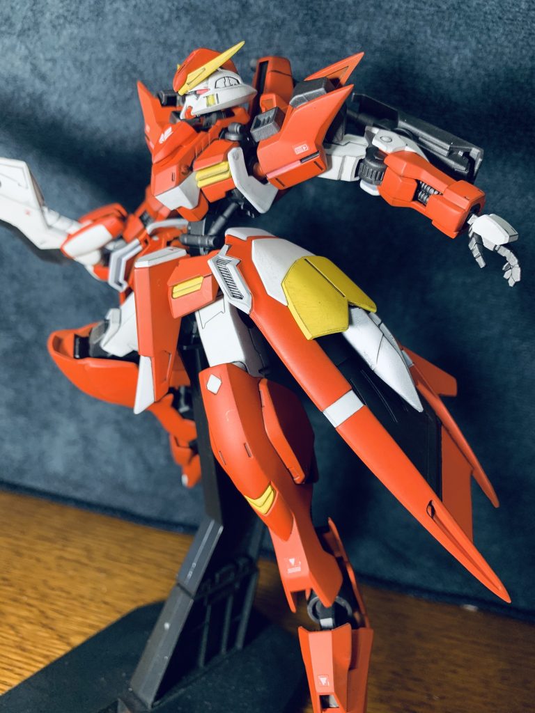 スカートアーマーには、機体の固有エイハブウェーブを介して遠隔操作が可能な無線兵器「ファング」を装備している。
ファング自体は武装しておらず、その視認性の低さを活かした突撃兵器として機能する。
攻撃端末は複製が可能であったが、大元のシステム自体は厄災戦時代の技術である為、現代では完全なワンオフのシステムとなっている。