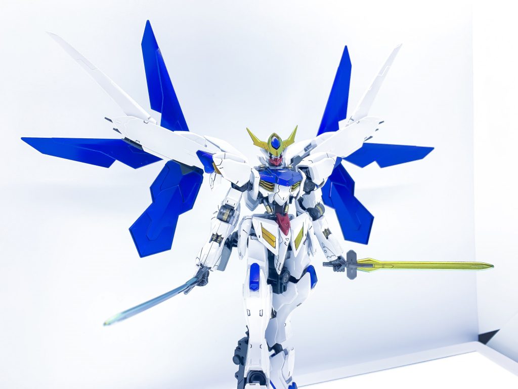 剣は偏向塗料を使用してるため、光の加減で色違いに見えます。