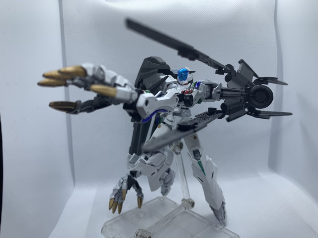 はい!以上が作ってみたかったアダムの紹介になります
今回は白黒一択だったので缶スプレーでお手軽塗装しました
やっぱり純白って作るの難しいよね
これ純白じゃないけど
作ってる時に色々考えながら作りましたけど
エアブラシほしい(買いました)
ということで次は積んであるヴァルキランダーを作りたいと思います!
では次の投稿で…