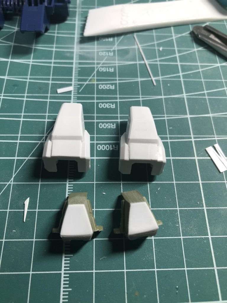 肩パーツは合わせ目消し。
切断していた膝パーツはプラ板でカタチを整えました。