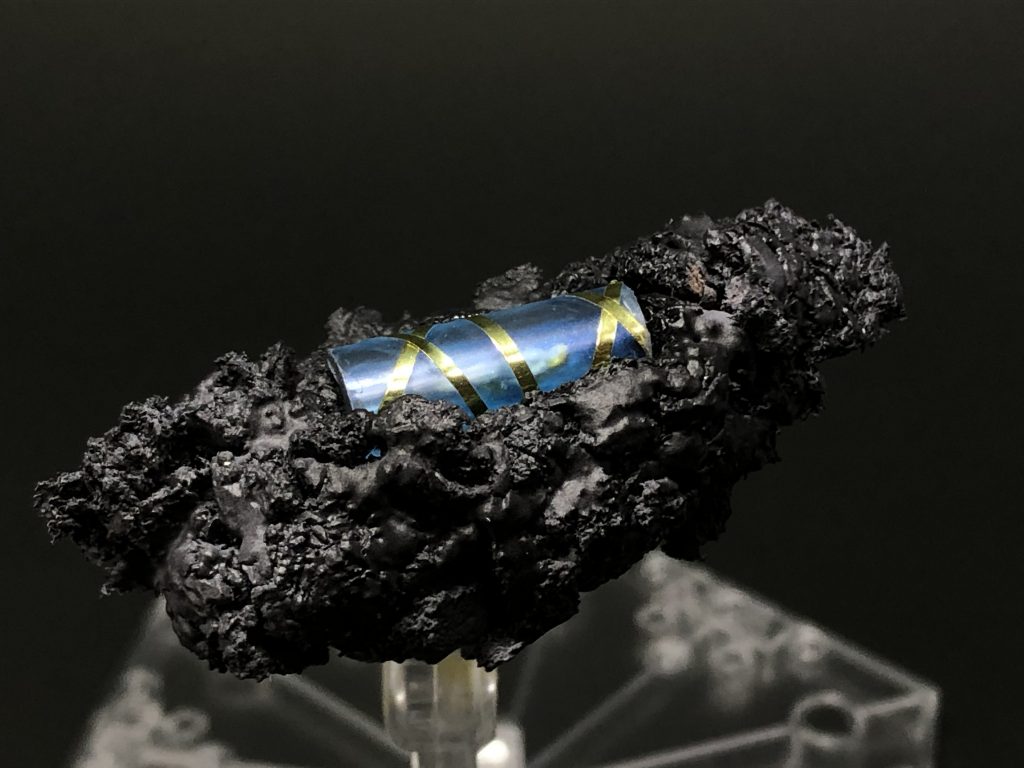 ## ビューティーメモリー
地球圏の全ての記憶が記録されているという『ビューティーメモリー』も制作しました。中央ユニットはプラパイプ、隕石部分はちぎったコルクと、百均のコルクねんどを使用しました。