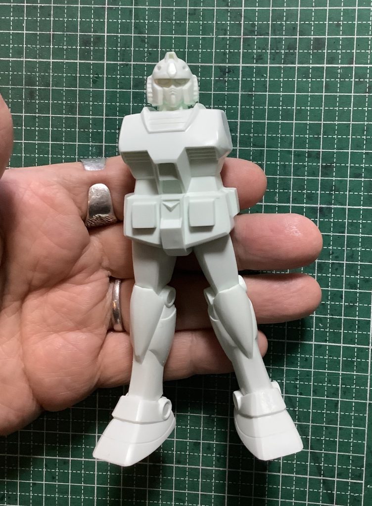 脚はハの字に開きます