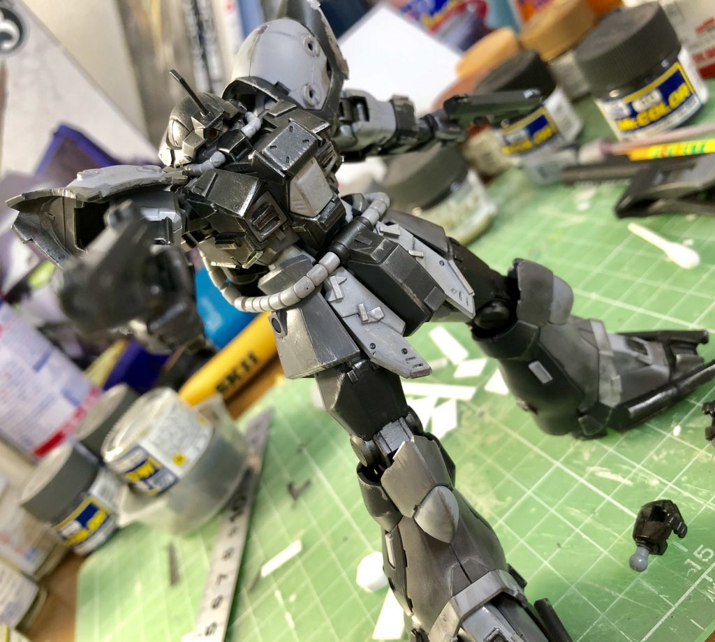 今回は制作工程の写真が一切ございません
単に撮り忘れた…ということですね
ポイントはプラ板で多少ディテールアップを心がけた所と、モノアイでしょうか。
モノアイについては1mmピンバイスで軽く穴を開けてメタルカラーで塗装。
乾いたら塗料でモノアイの色をつけて
クリアパーツを加工して蓋をする…と文面で想像して頂けると助かります 泣
以上になりましたが
最後までお付き合い頂きありがとうございます!
今後も投稿していくつもりですのでよろしければまた見て頂けると嬉しいです。
ありがとうございました。