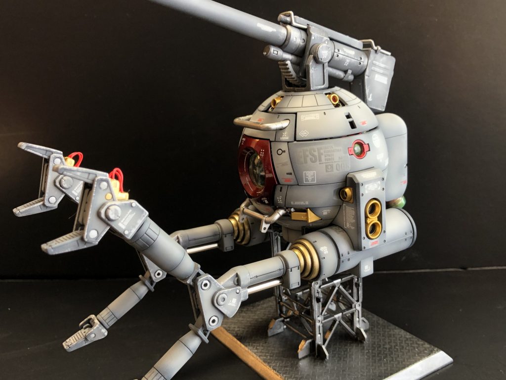 左側からのショット。アーム部分の一部は合わせ目が出るので合わせ目消しと後ハメ加工を施しました。ニュートラルグレーより1段階濃いグレーにてグラデーションをかけてエッジにドライブラシ、軸の部分や一部をシルバーで筆塗りしました🤗ハゲチョロ感を演出しました😁擦れや使い込んだ感が演出出来ればと。