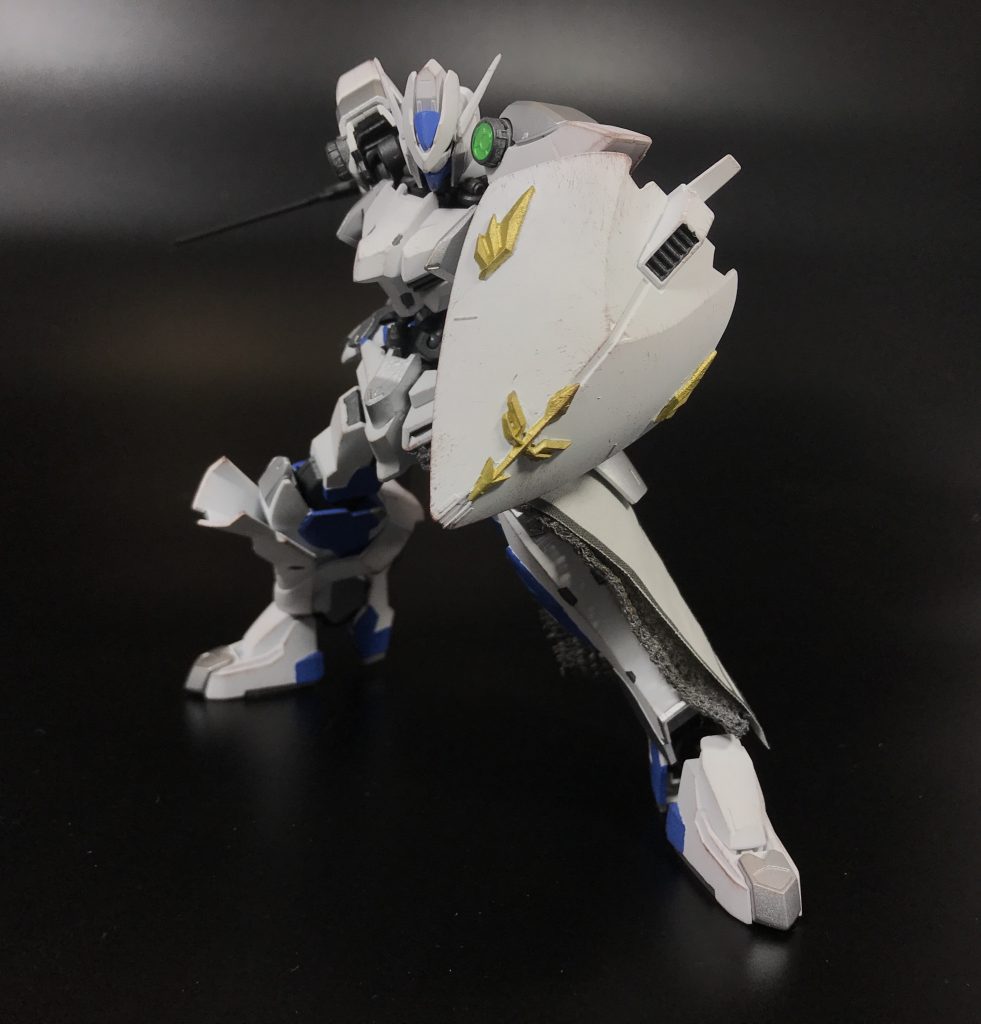 ## [基本装備]
腕に装着される大型のカイトシールドと二振りの高品質な長剣、エクセルド・バインを基本装備としているが、一般的な操兵用の武装であれば問題なく使いこなすスペックは持っているため乗り手の得意とする得物を装備することが多い。