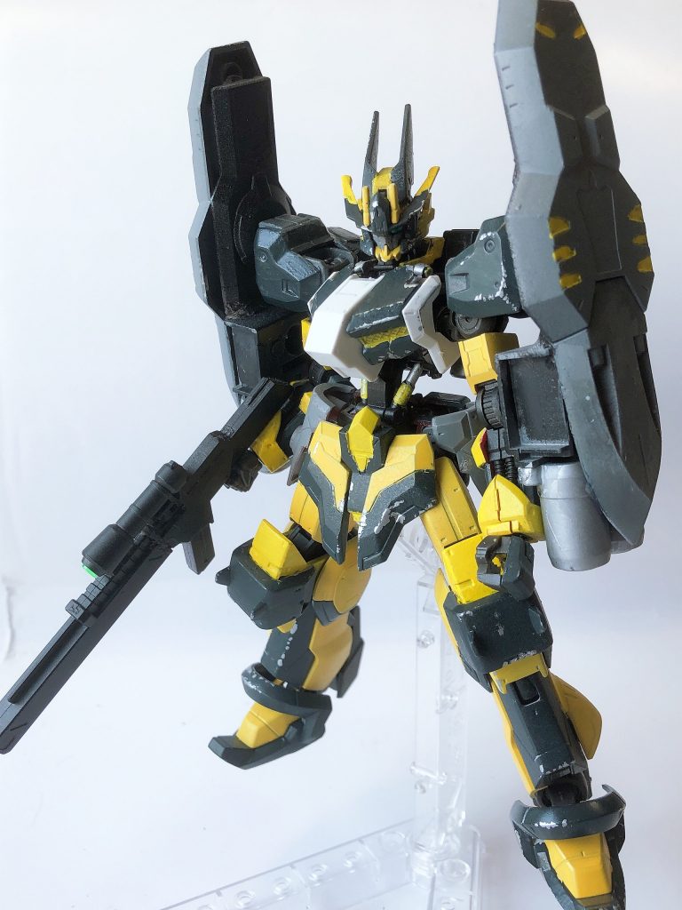 ガンダム オリアクス厄災戦時に開発されたガンダムの名を冠する59機目の機体ラミレス家で代々保有してきた機体であり残存が確認されている26機の内1機でもあるオリアクスは攻守に優れた機体性能をもち300年経った今でも姿を変えておらずそれ故に機体の所々に塗装のハゲが見られるがリアード本人の意向で塗装されていない
ラミレス家ギャラルホルンの名家であったがファリド事件後は海賊行為の粛正、軍需品の管理などを担当する保有している兵器はハーフビーク級ラミレス家専用艦ヴァナヘイムを含むハーフビーク級二隻、ガンダムオリアクスと20機ほどのグレイズを保有している現当主はリアード・ラミレスである